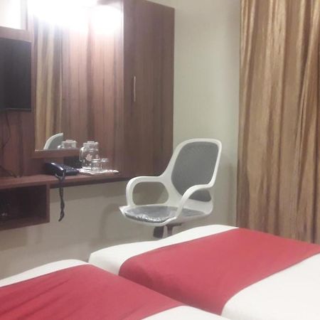 Shine Hospitality Palace Bombay Esterno foto