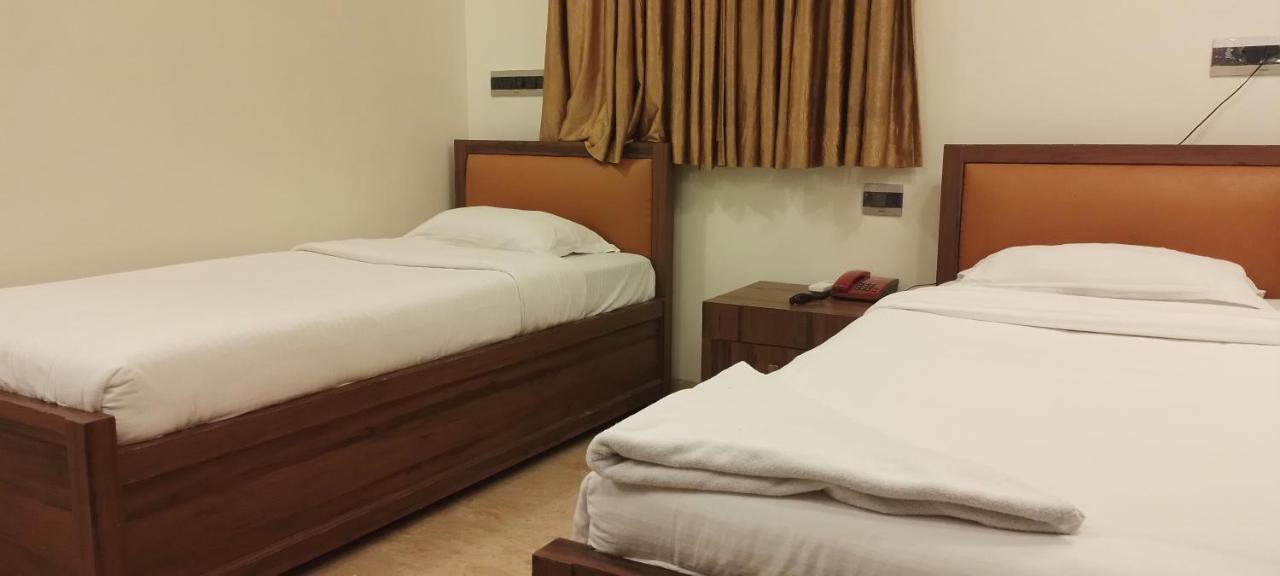 Shine Hospitality Palace Bombay Esterno foto