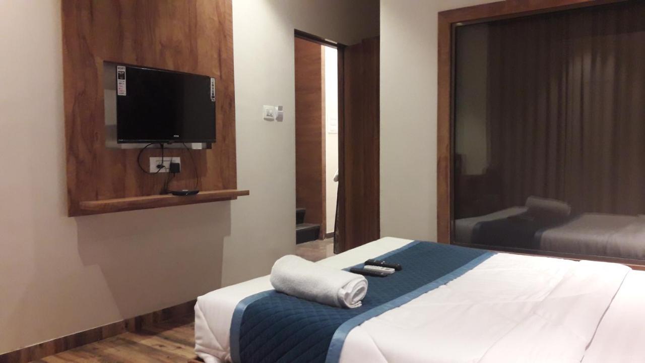 Shine Hospitality Palace Bombay Esterno foto