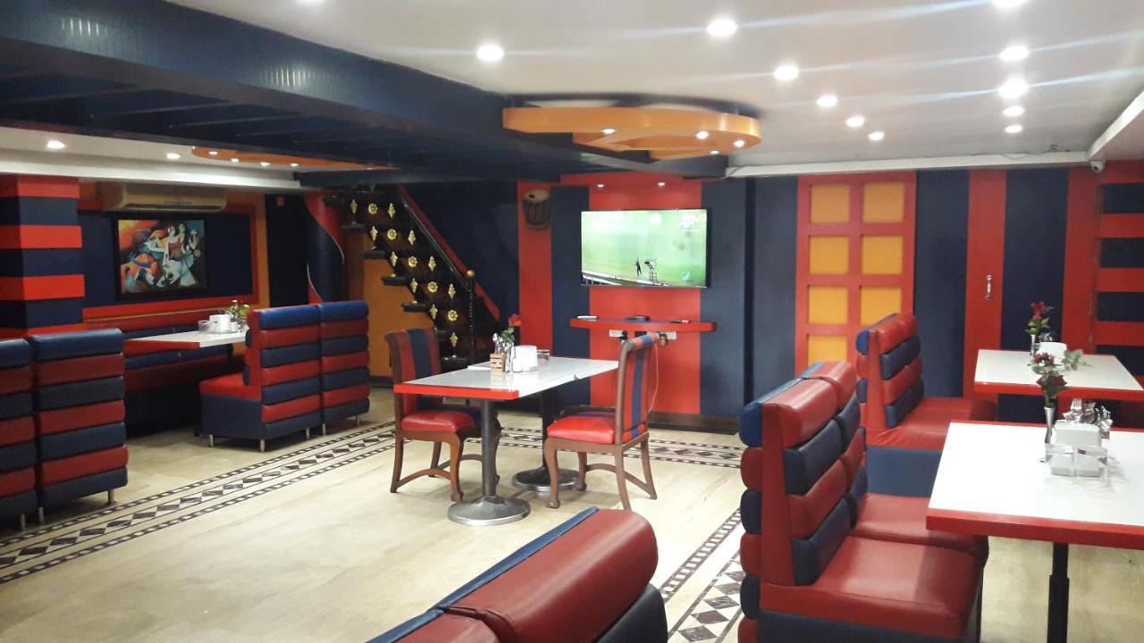 Shine Hospitality Palace Bombay Esterno foto