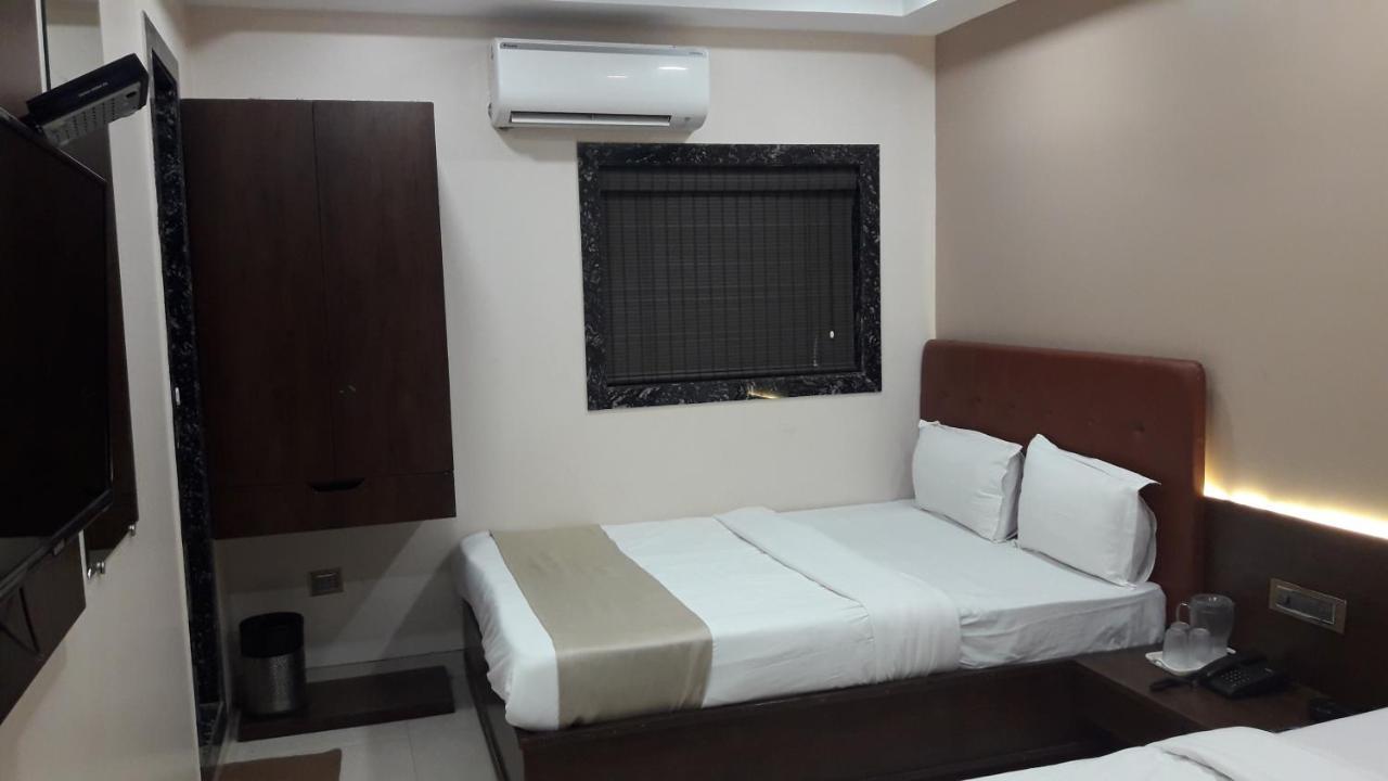 Shine Hospitality Palace Bombay Esterno foto