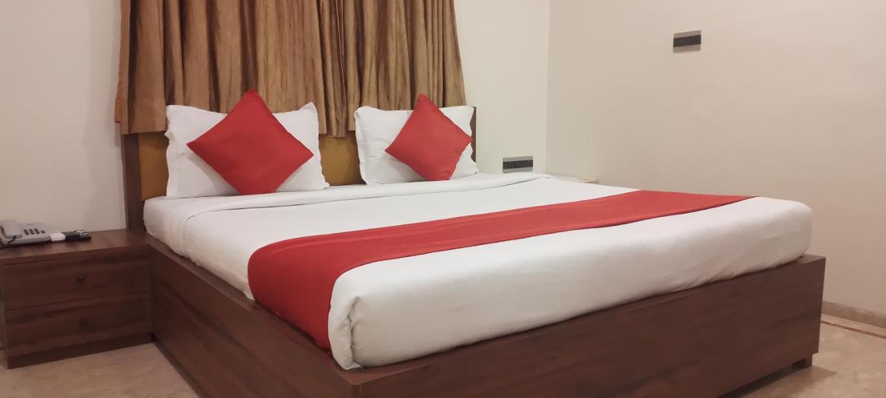 Shine Hospitality Palace Bombay Esterno foto