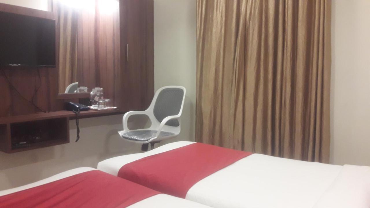 Shine Hospitality Palace Bombay Esterno foto