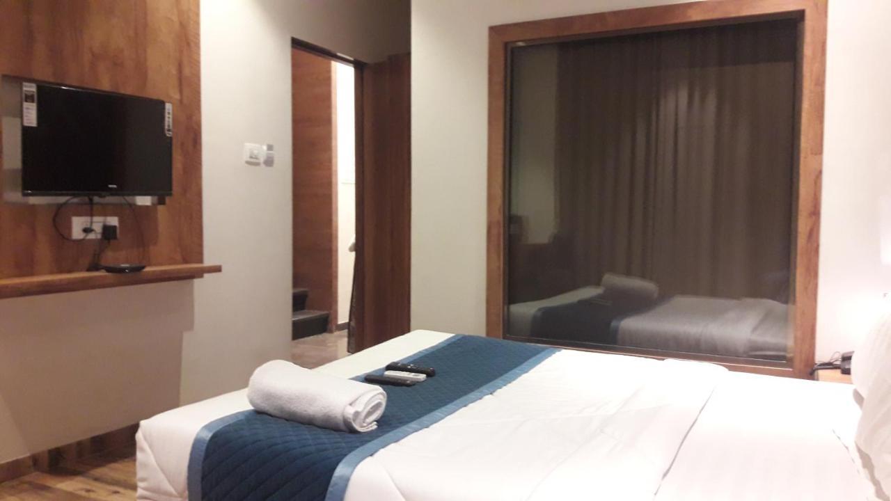 Shine Hospitality Palace Bombay Esterno foto